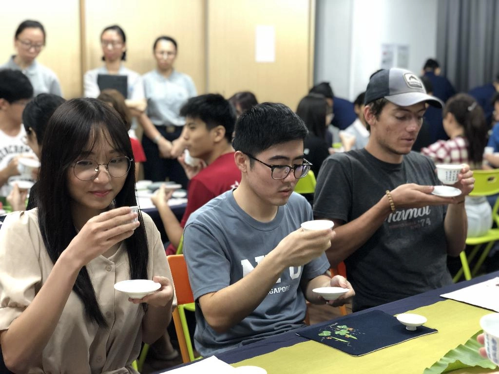 學員親手泡茶、品茶,學習茶的各種知識,展現靜思茶道禮儀之美。
