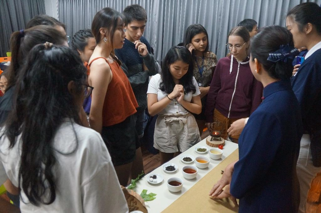 新加坡南洋理工大學在校園舉辦茶道體驗課,吸引了多國年輕人參與。