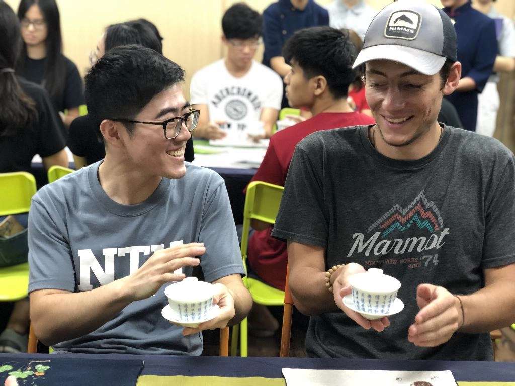 來自不同國家的年輕人,通過茶道體驗課,以茶會友。