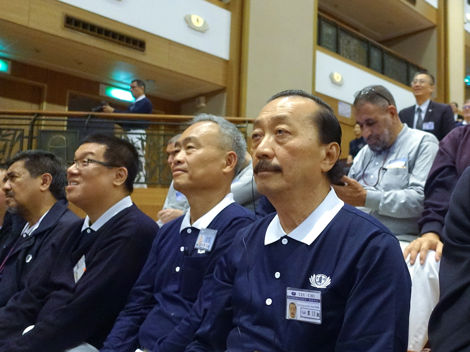前晚10點多才來到板橋靜思堂的陳志遠(右一),11月6日早上4點多就跟著大家起床參與課程。