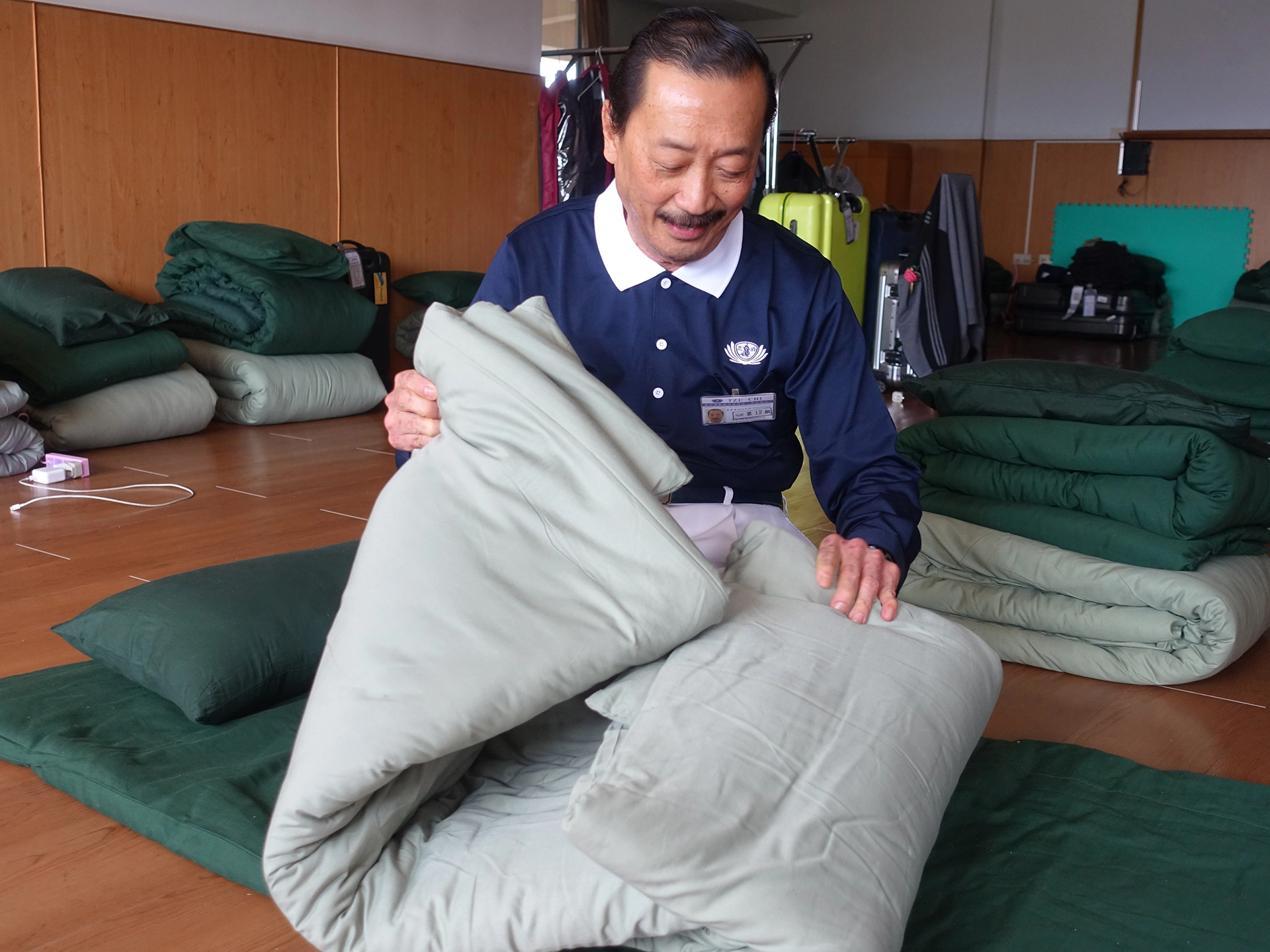 擁有私人專機的陳志遠讓陪同他的員工、保鏢住五星級飯店,自己和其他各國慈濟志工睡在大通鋪。