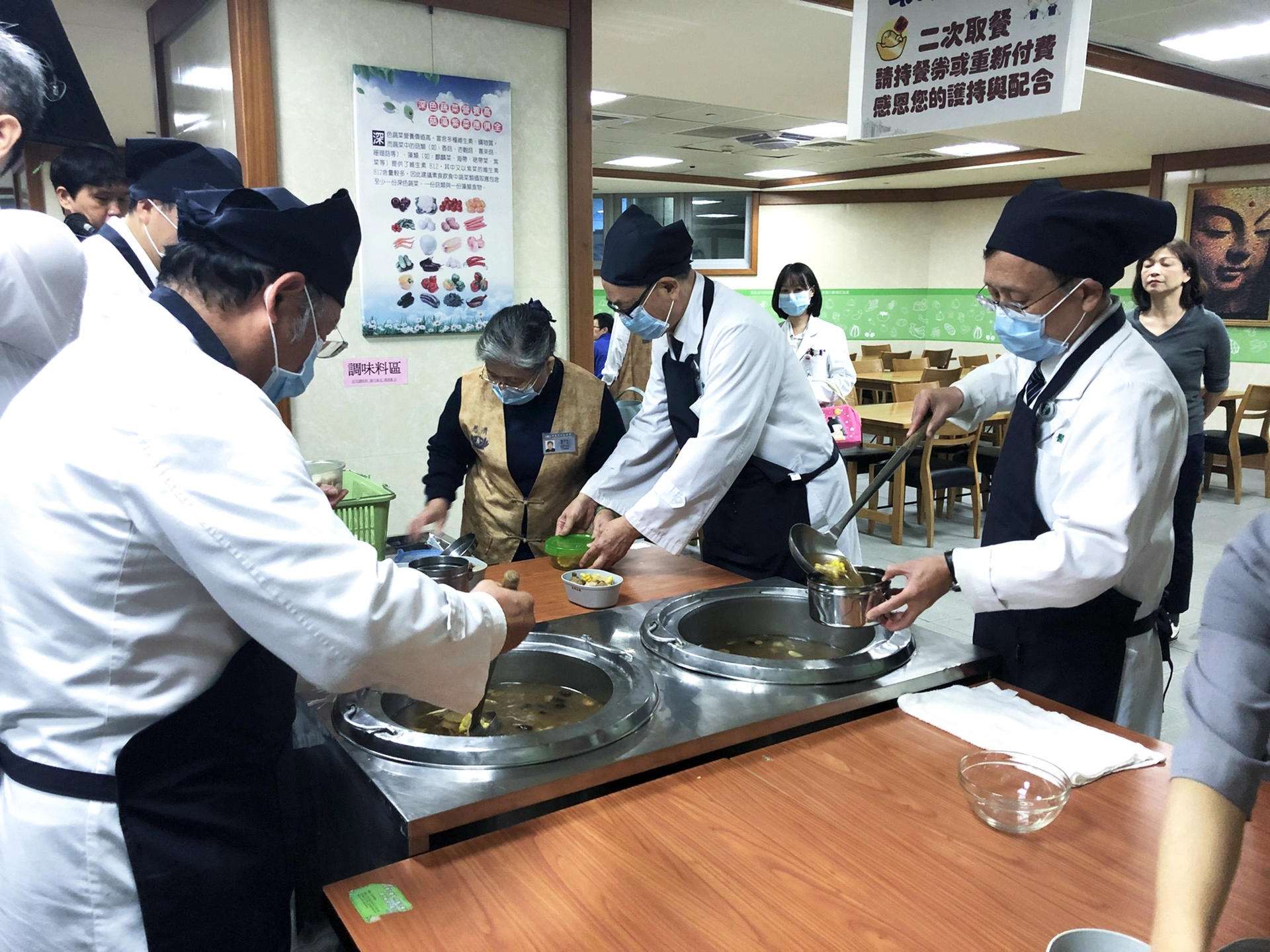 臺中慈濟醫院在立冬這天為同仁與志工進補,簡院長(右一)及院長室特地為同仁與志工裝補湯。