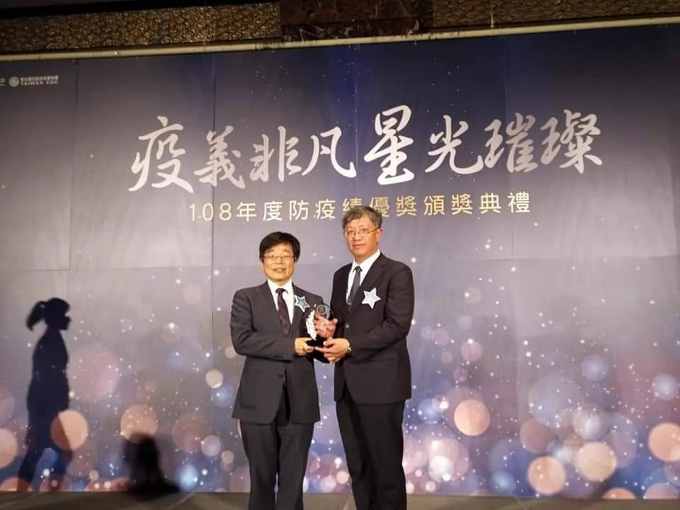 大林慈濟醫院賴俊良副院長(圖右)代表領取衛福部防疫績優非公務類團體獎,由疾管署長周志浩頒獎。