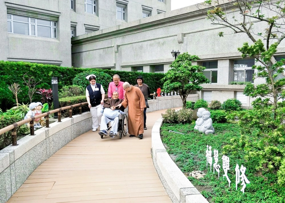 陳玟臻(左)與宗教師(右)陪伴病人與家屬。