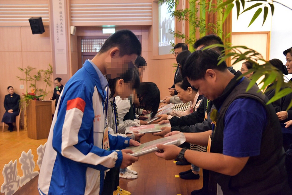 慈濟新芽獎學金全台共辦理廿九場次,9日在花蓮鳳林靜思堂辦理,總計108位領獎,慈濟基金會期盼,啟發更多處於逆境中的學子,培育出為社會奉獻大愛與關懷的良才。