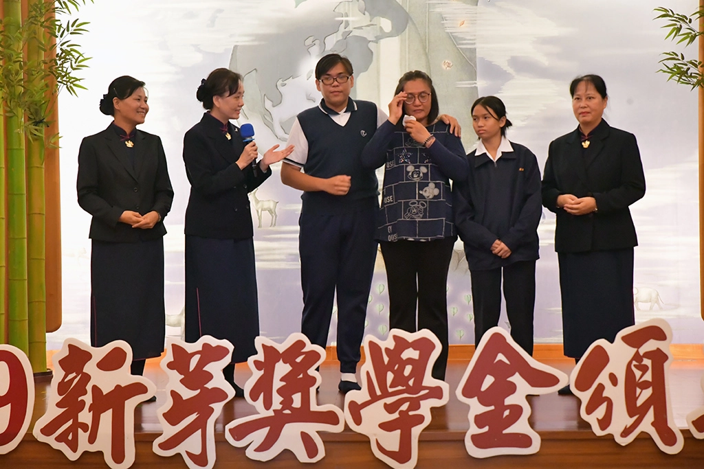 新芽茁壯者劉原佑,在困苦的環境中,認真努力讀書,考上台灣大學地質系,大學期間思考到偏鄉教育的重要,毅然投入教師學程的學習,今年度於慈濟高中擔任實習老師,劉原佑表示,要用自己的能力去幫助更多人,希望藉由教育,引導曾經與他一樣在困境中的孩子,圖中分享時母親感動落淚。