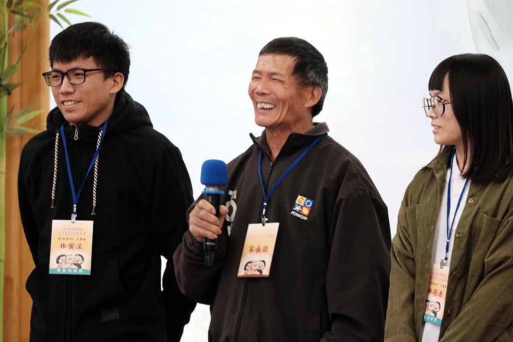 來自鳳林務農家庭的孩子林宥呈,平時在校課業成績優秀,數次取得新芽獎學金,雖家中列冊中低收入戶,但不因自身弱勢而感到氣餒。在學期間勤勞耕讀的態度,讓老師大為讚賞,除了課業保持佳績以外,對待父母孝心有目共睹,每當寒暑假便與父母親至農地,忍受豔陽戶外環境,從事農務分擔父母辛勞。圖為他與父親一同上台分享。