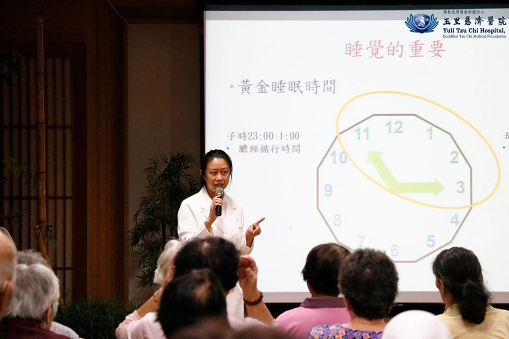 黃明雯醫師表示,最重要的是要保持每天或每星期規律的運動,幫助身體的氣血維持在較佳狀態,也比較不容易失去平衡感,若要幫助睡眠的話,建議在睡前靜坐十分鐘至半小時,能更加順利進入夢鄉。