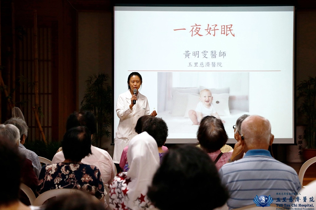 玉里慈院黃明雯中醫師在玉里健康促進中心,為地方長者帶來「一 夜好眠」健康講座,鼓勵 阿公阿嬤可透過運動或穴位按摩,改善睡眠品質。