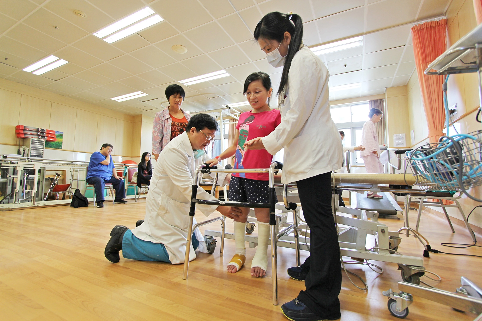 花蓮慈院名譽院長陳英和,視病猶親,讓陳小姐深受感動,都稱呼他為「院長爸爸」。
