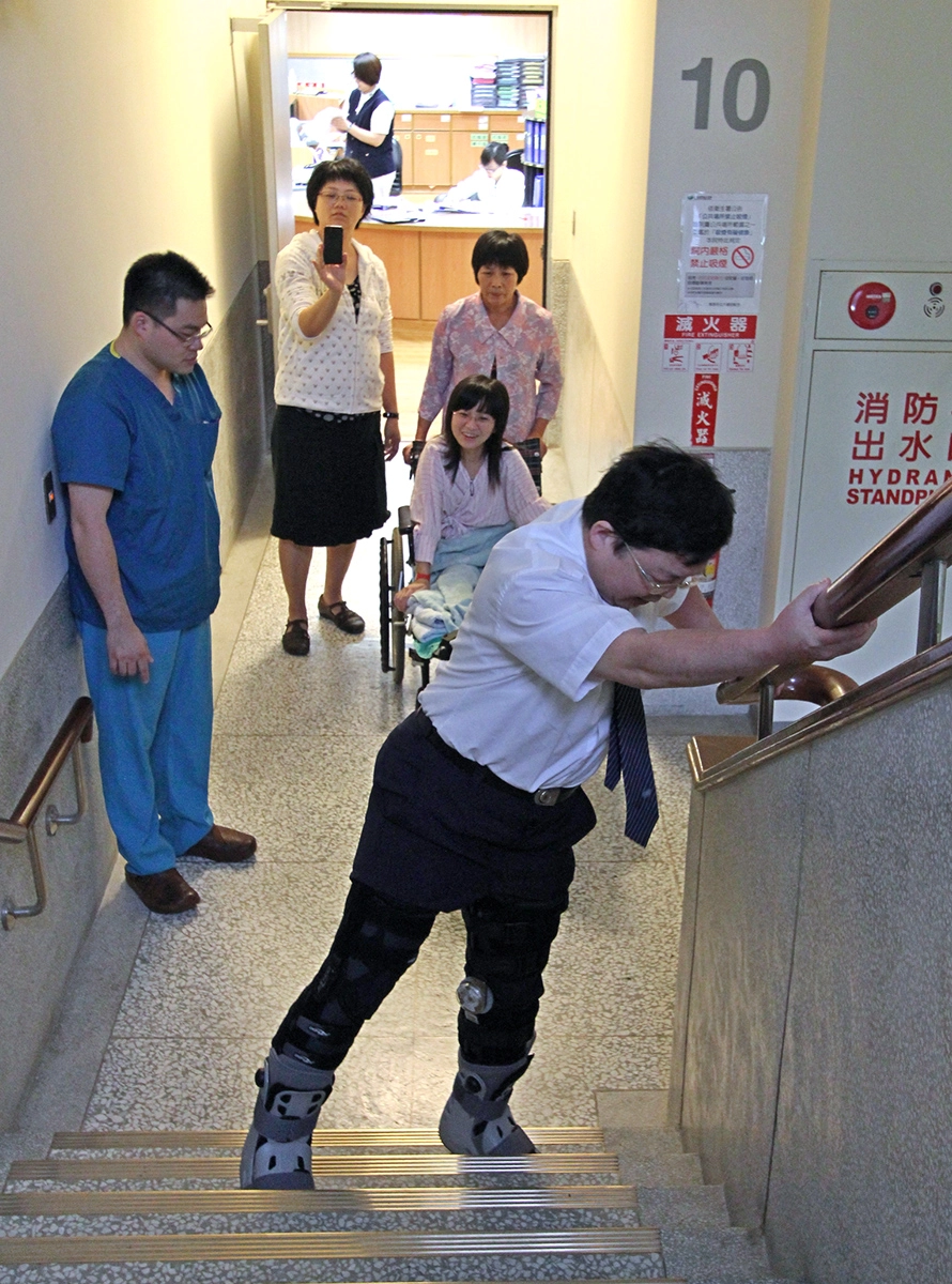 花蓮慈院陳英和名譽院長,親自穿著「氣動式踝護具」示範行走、上下樓梯,模擬陳小姐術後雙腿打直的走路方式。