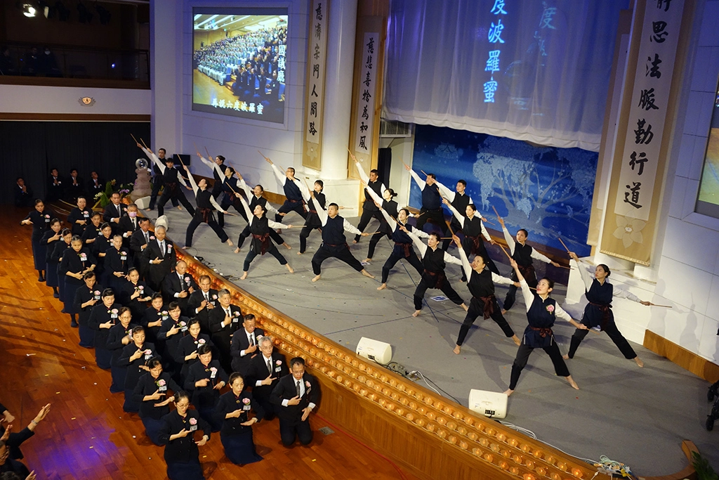 2019年慈濟歲末祝福感恩會,全臺首場12日於桃園靜思堂舉行,有一群年輕人跟著慈濟志工共同呈現了「深入經藏 智慧如海」,用年輕人的活力來呈現經藏。