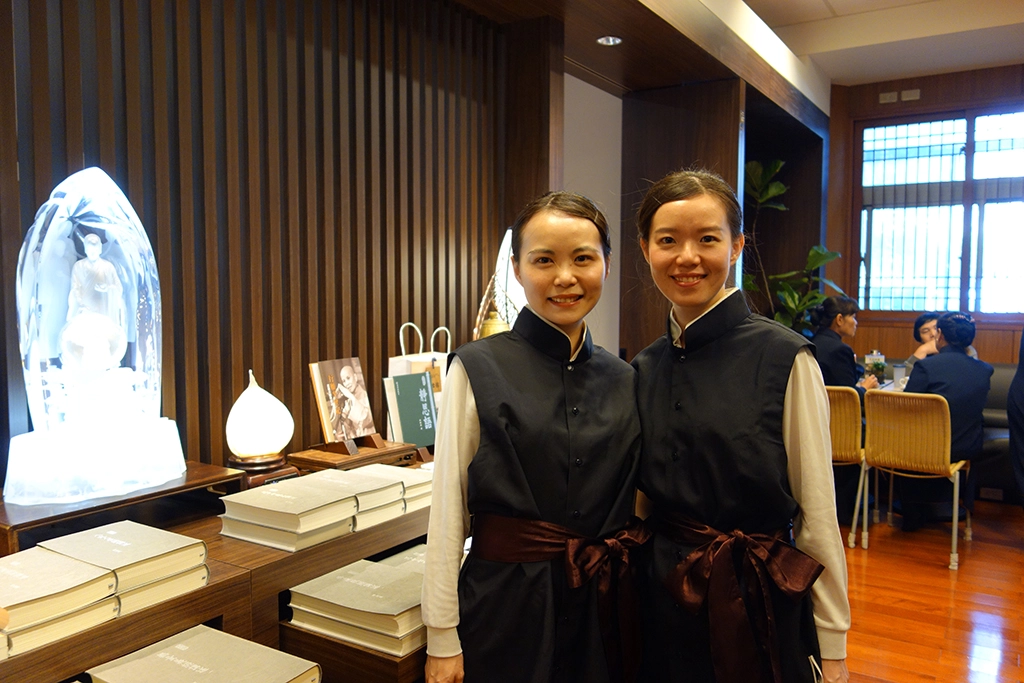 從小跟著擔任慈濟志工的媽媽一起參與志工服務的姊妹檔-陳冠蓉(左)、陳冠螢(右)來自中壢,今天的歲末祝福感恩會,也是母女三人一同出席。