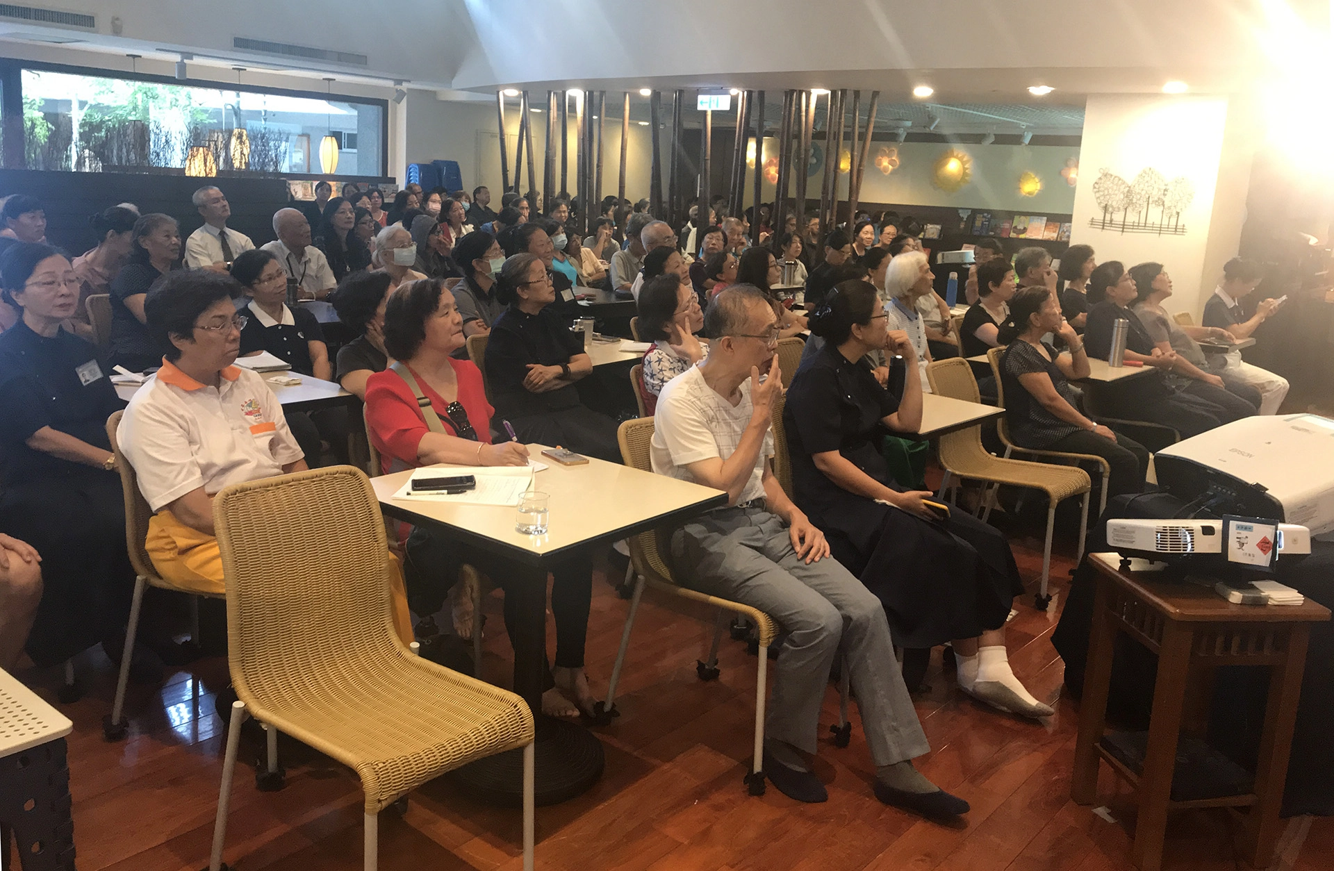 葉明憲醫師開講中醫取向比類概念,現場民眾認真聽講。