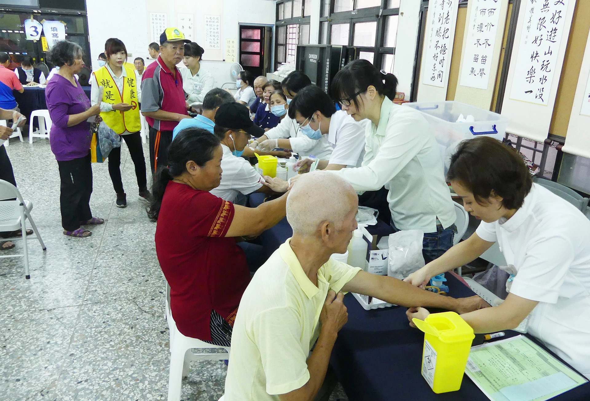 台中慈濟醫院與大里區衛生所攜手合作舉辦健檢活動,醫檢人員協助民眾抽血檢驗。(攝影;江金連)