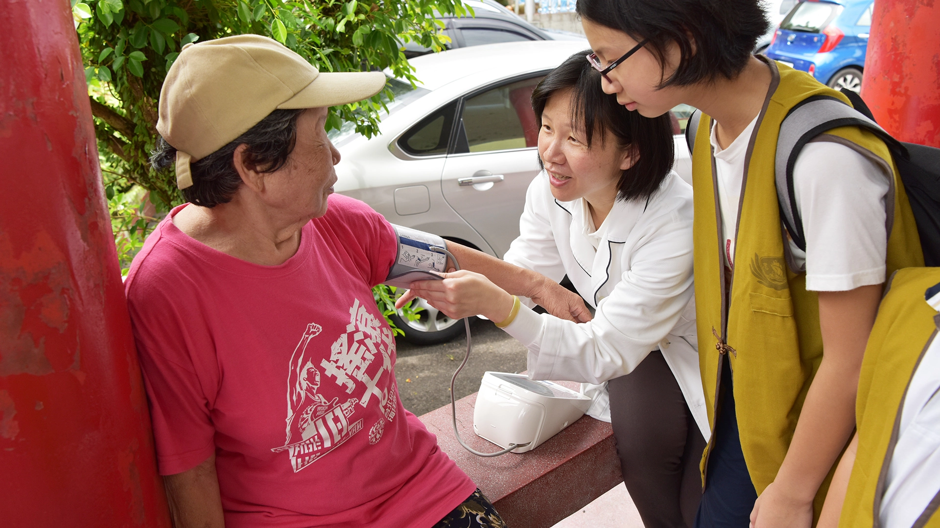 北區慈濟人醫會與慈濟志工前往新北市雙溪區舉辦義診及居家往診活動,守護偏遠地區鄉親的健康。王曉君護理師(中)把握因緣,為登山在涼亭休息的阿嬤量血壓。(攝影:謝海)
