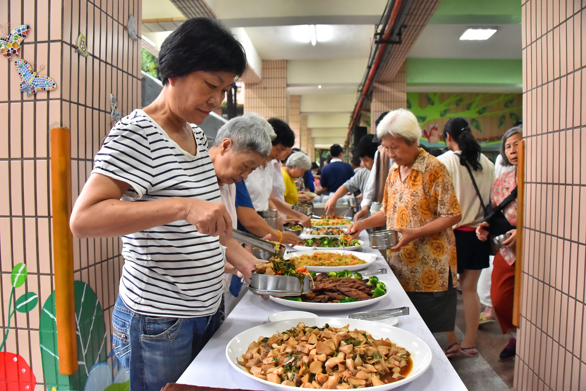 慈濟基金會在高雄舉辦蔬食饗宴,總舖師精心準備兩大主食鐵板麵以及南瓜米粉加上養生藥膳湯,還有七樣佳餚:糖醋素肉、素捲、炒西洋芹、芋頭糕、涼拌海珊瑚、素排、杏鮑菇,在加上甜湯品。簡直就是五星級的宴席,鄉親們品嚐後更是讚不絕口。