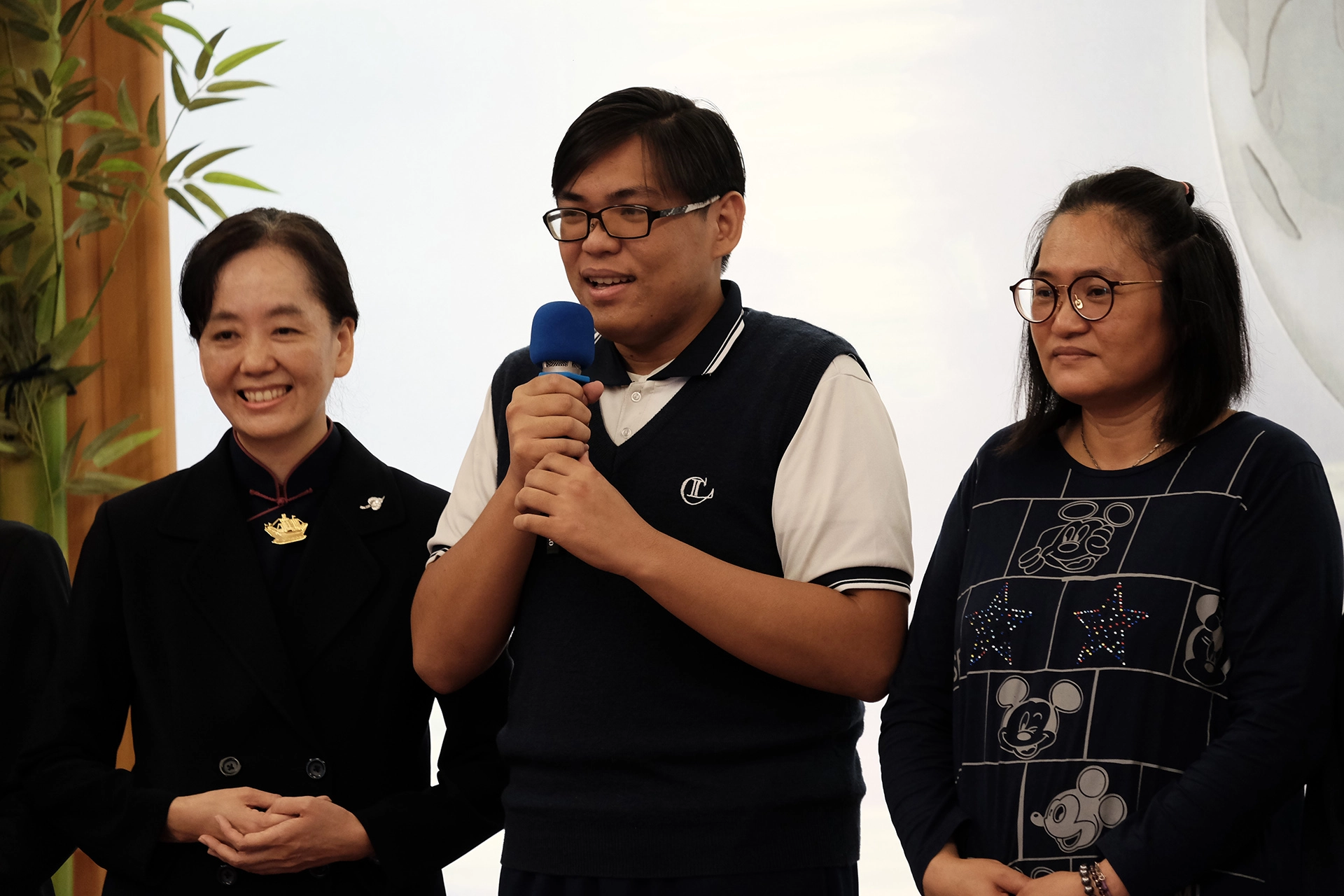 「我曾受到慈濟志工師姊們的幫助,她們陪伴我與家人,是我生命中重要的貴人,現在我有能力了,我也想跟師姊們一樣,幫助弱勢的學童。」曾獲得新芽獎助學金的劉原佑,今年回到花蓮慈濟中學擔任實習教師,他要用生命故事去鼓勵更多弱勢學子走出逆境。