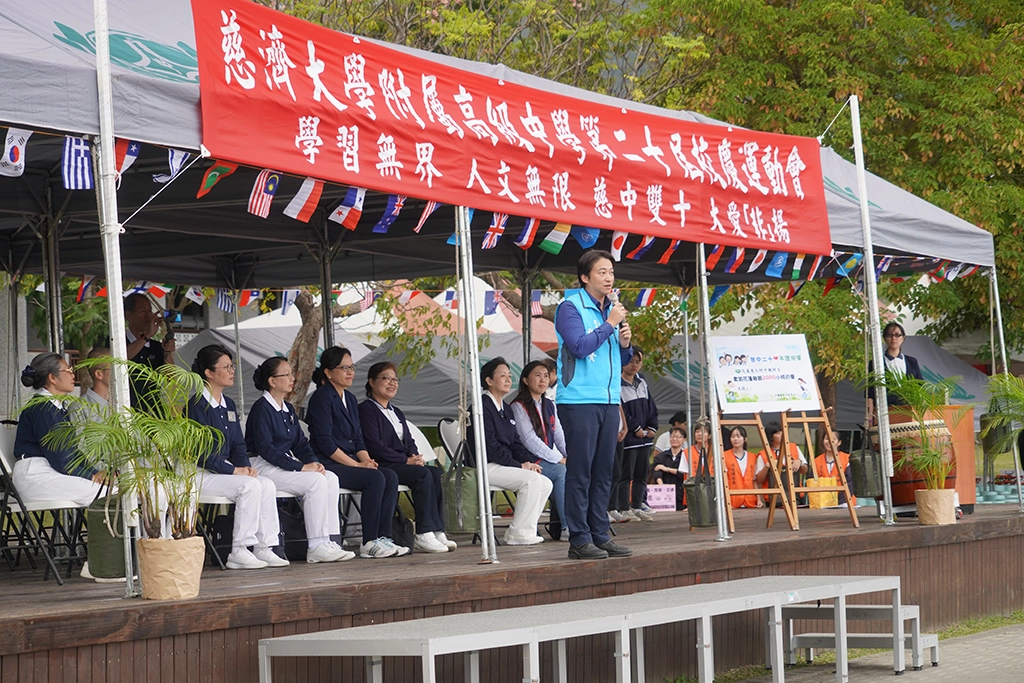 本身也是慈濟科技大學校友的花蓮市魏嘉賢市長表示,感恩慈濟校園的師長,用心啟發孩子的善念,培育大愛的種子,今天在此見證到親師生大愛的行動,非常感動。