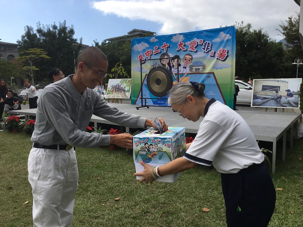 為了幫非洲籌建學校,慈懿會爸媽及家長會爸媽們無不卯足全力,活動會場在大家的熱情參與下,個個愛心不落人後,親師生共同圓滿善行。