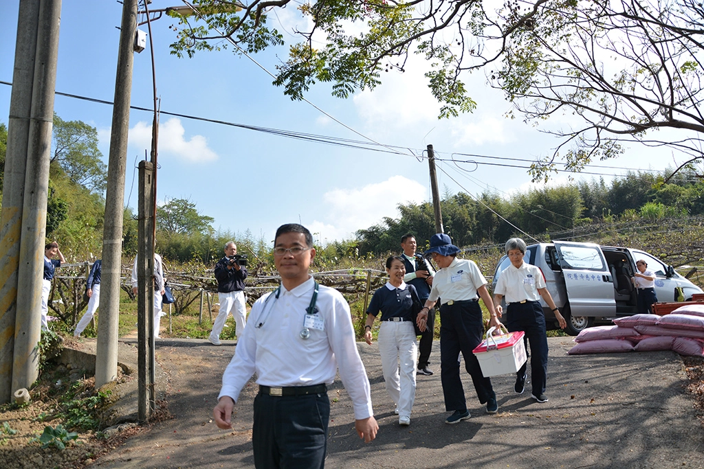 義診團隊深入山區送溫情,為不便外出的鄉親提供看診服務,也陪他們說說話。