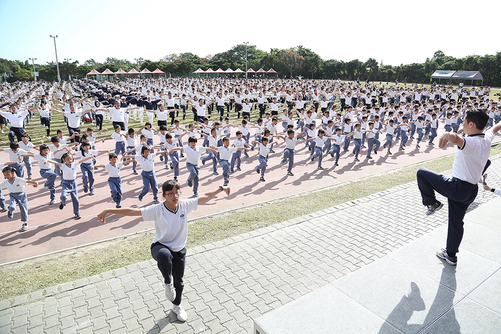 高一全體同學帶來的「武林高手」活力健康操,展現青春活力,最後排成慈中校徽,祝福慈中生日快樂。