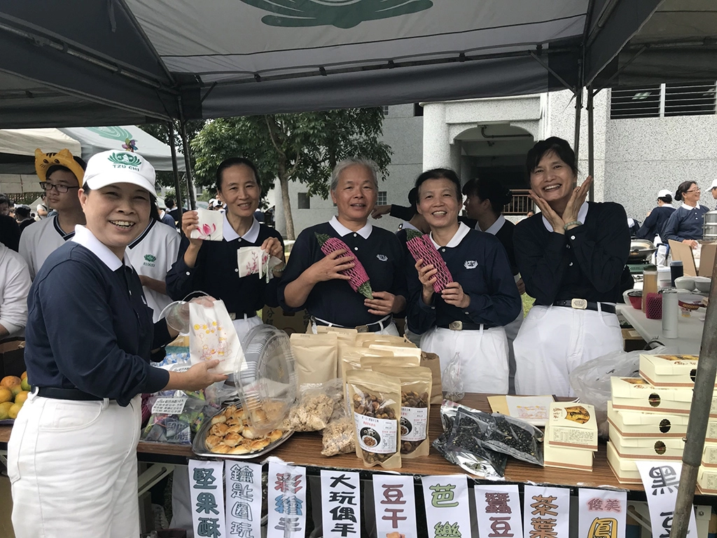 為了落實環保減塑,所有攤位不提供塑膠袋及塑膠盒,購買人員皆自備環保餐具,兼顧環保與減塑的多元美食。