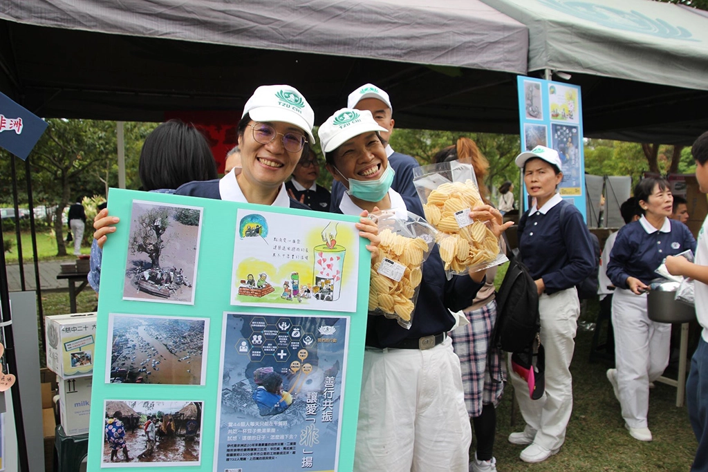 為了幫非洲籌建學校,慈懿會爸媽及家長會爸媽們無不卯足全力,活動會場在大家的熱情參與下,個個愛心不落人後,親師生共同圓滿善行。