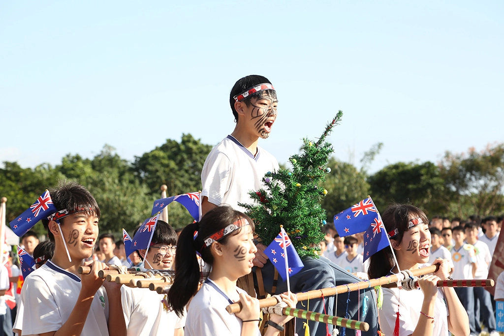 慈大附中今年的校慶運動會,中學部以國際文化為主題,各班使出渾身解術,結合課程,以各國歷史、文化等特色,做不同的呈現,精彩的演出,為所有與會的貴賓,帶來一場令人驚豔的國際文化饗宴。