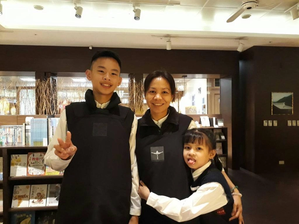 接觸慈濟之後,阮庭涵也開始帶著孩子參加慈籃(慈濟青少年籃球家族聯誼會),以及書軒小志工等活動,親子一同成長。