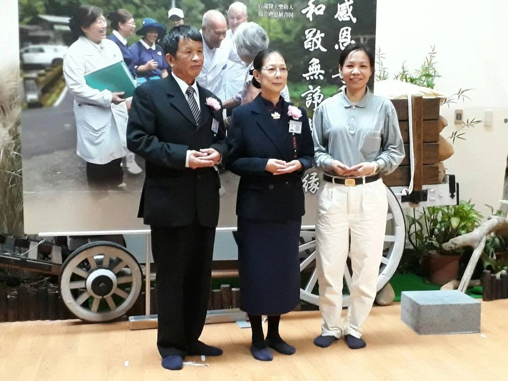 庭涵(右一)說,感恩公公婆婆(左一、二)多年來的照顧和教導,如果當初沒有婆婆的引導,她不會認識慈濟,今天不知道會變成怎麼樣的一個人。