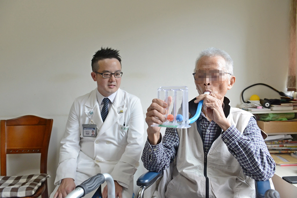 邱師兄積極吹球復健與走路,讓徐展陽醫師看到自己的進步。
