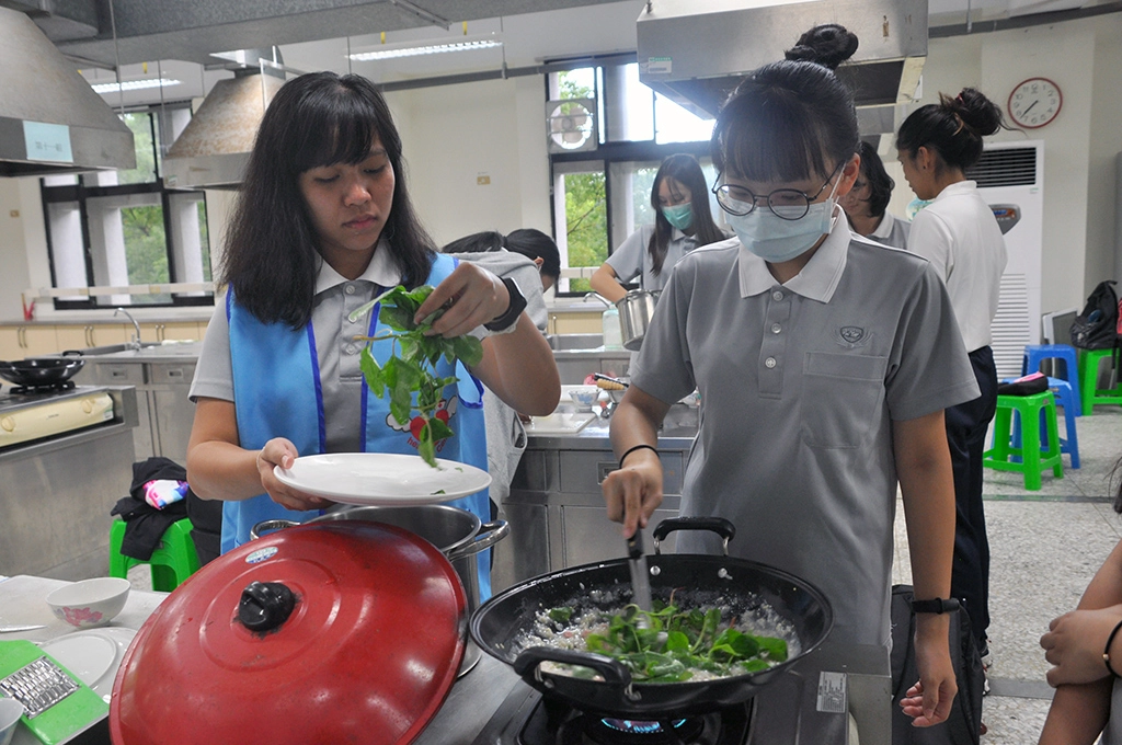 排灣族的搖搖飯,加入野莧菜、樹豆等當季食材烹煮。