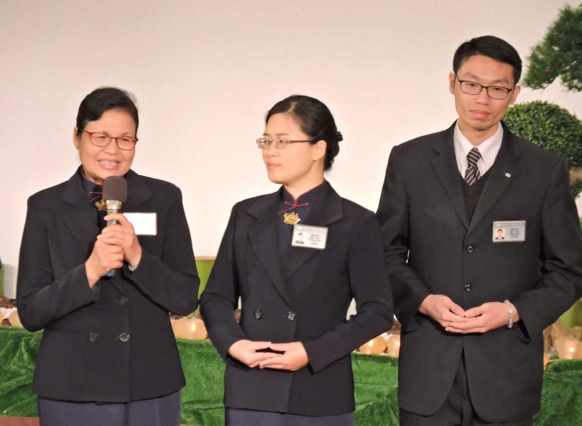 善與愛似乎能產生一股渲染力,三重新芽課輔班逐漸傳開,有年輕人聽了分享很感動,主動從外縣市帶著教育的熱誠前來,本職是警察的陳晉煒(右一)就是其中之一。