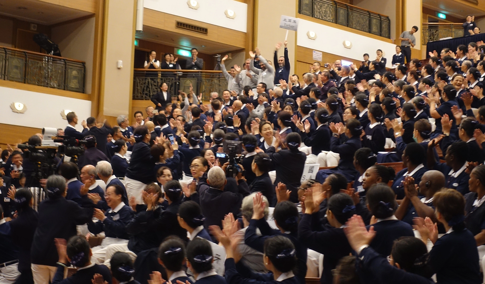 2019年主麻教授與其他幾位土耳其志工參加慈濟海外受證營隊,當介紹到「土耳其」時,現場各國志工熱烈歡迎。(攝影:陳誼謙)