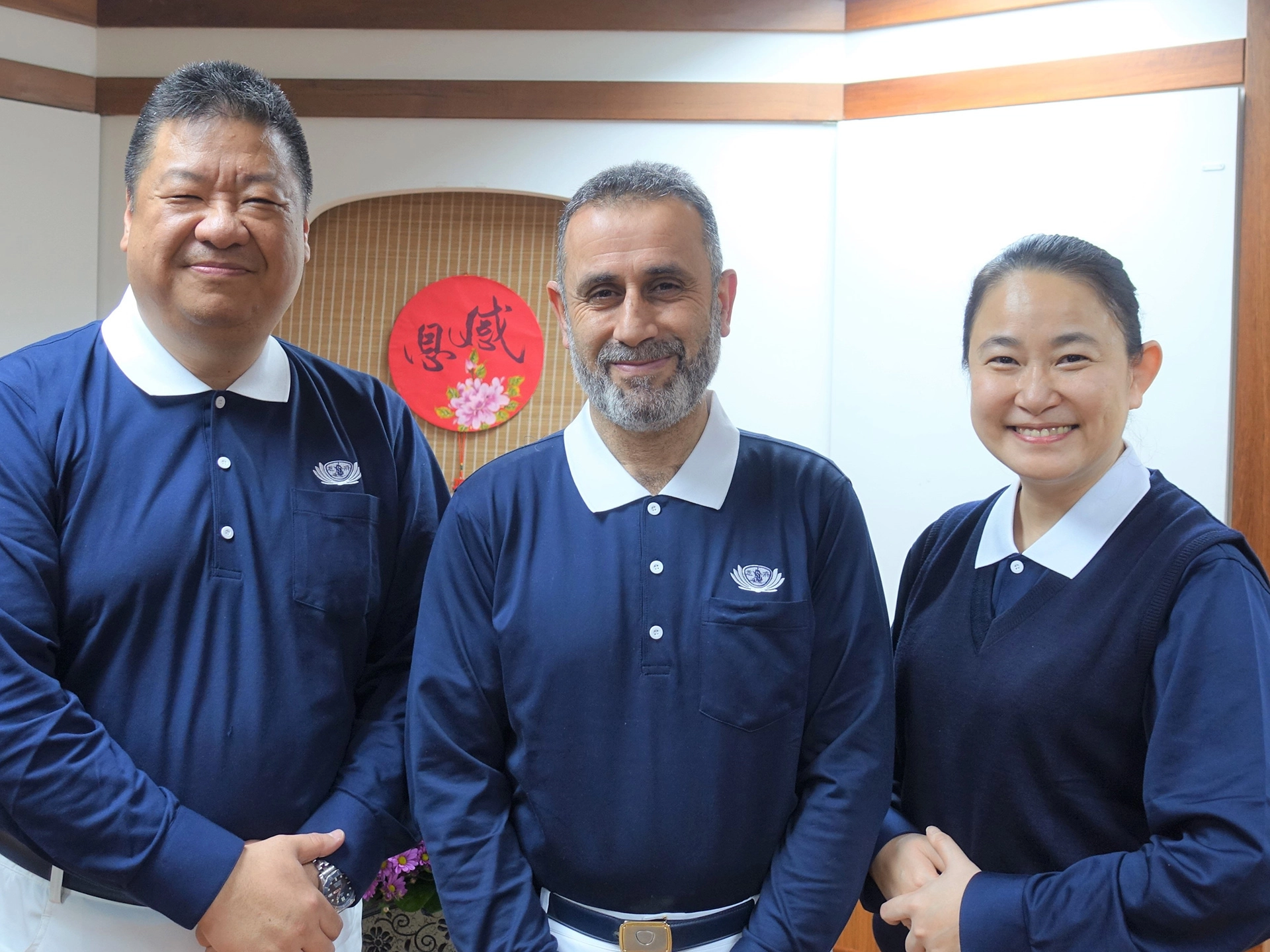 左起土耳其慈濟志工胡光中、主麻教授、周如意,2014年底起,他們在街頭、地下工廠尋找失學的敘利亞孩子,希望能免除他們將成為文盲的命運。(攝影:陳誼謙)