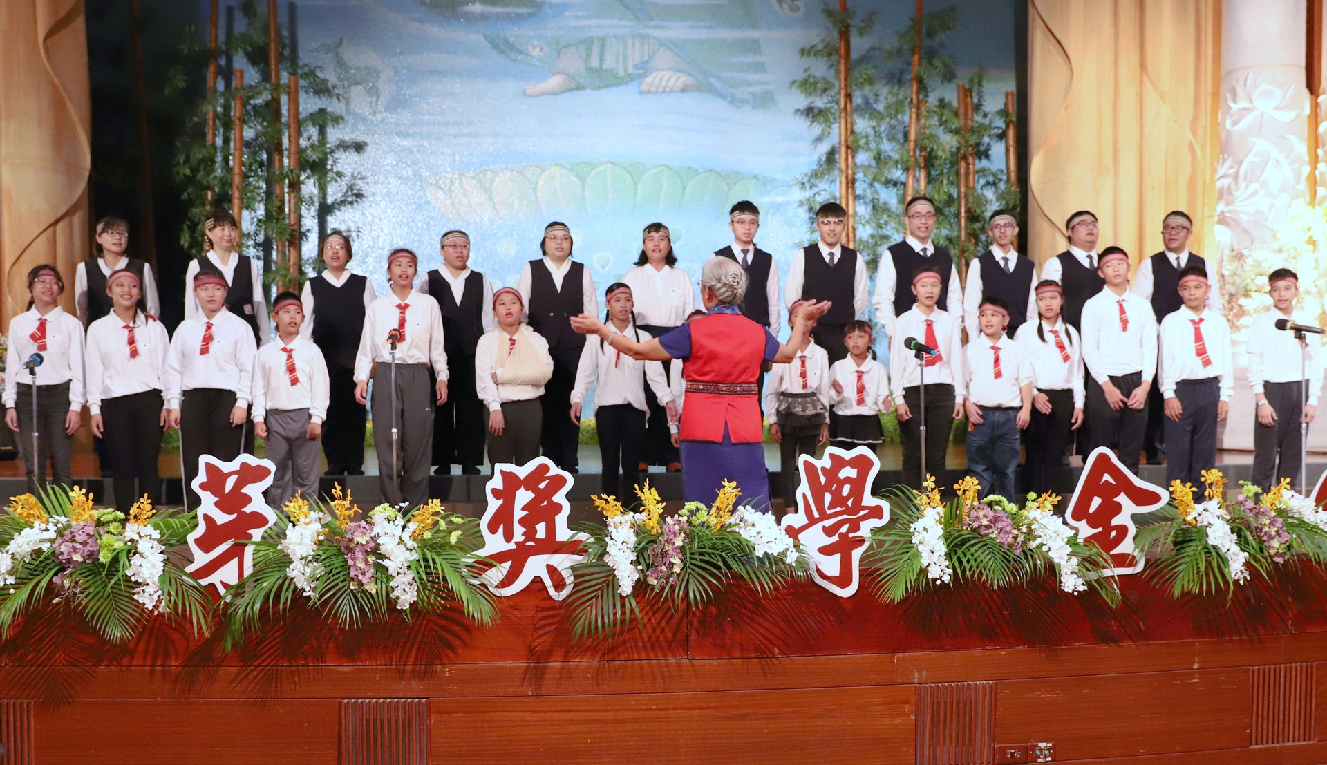 獎勵弱勢學子認真求學的新芽獎學金,在花蓮靜思堂頒獎,邀請才成軍的「just瑪嘎巴嗨」合唱團,獻唱「最棒的自己」為活動揭開序幕。