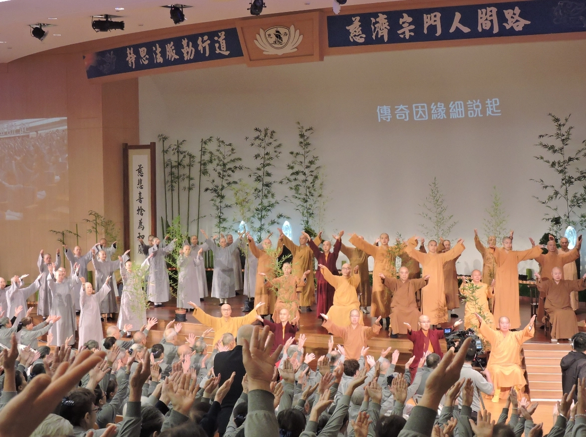 2019年慈濟歲末祝福感恩會的主題是「誠正信實為大地、慈悲喜捨為和風」 ,會中透過手語演繹傳法,人人誠心為世界祈求平安、福慧增長。