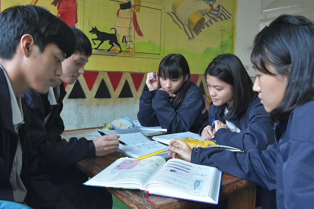 學校協助原住民學生規劃生活、課業輔導,適應校園生活。