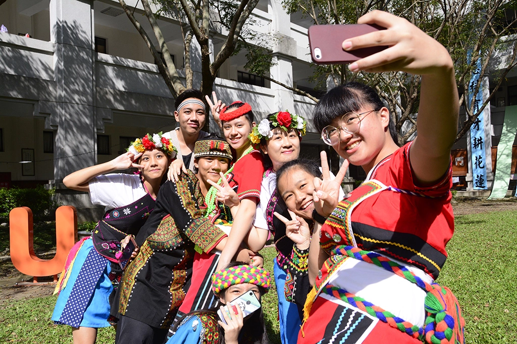慈濟科技大學每年錄取100名原住民公費生,五年求學不花半毛錢。