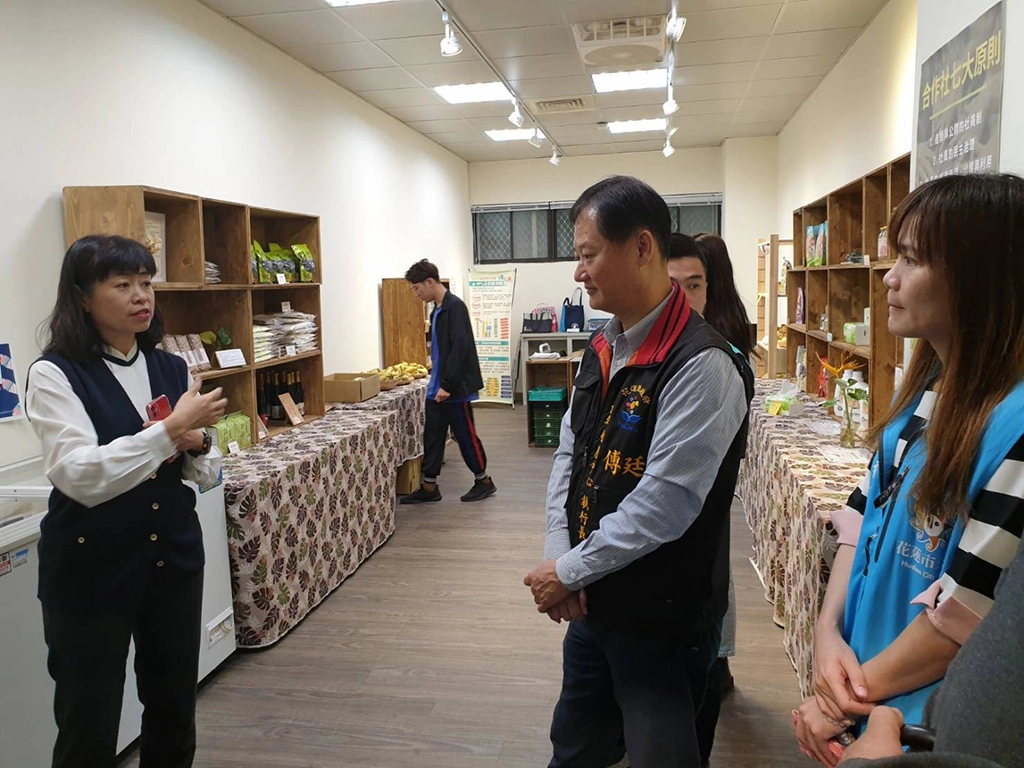 食在永續消費合作社理事長謝婉華老師表示,合作社不只是賣東西而已,還有傳達愛護地球的消費行為。