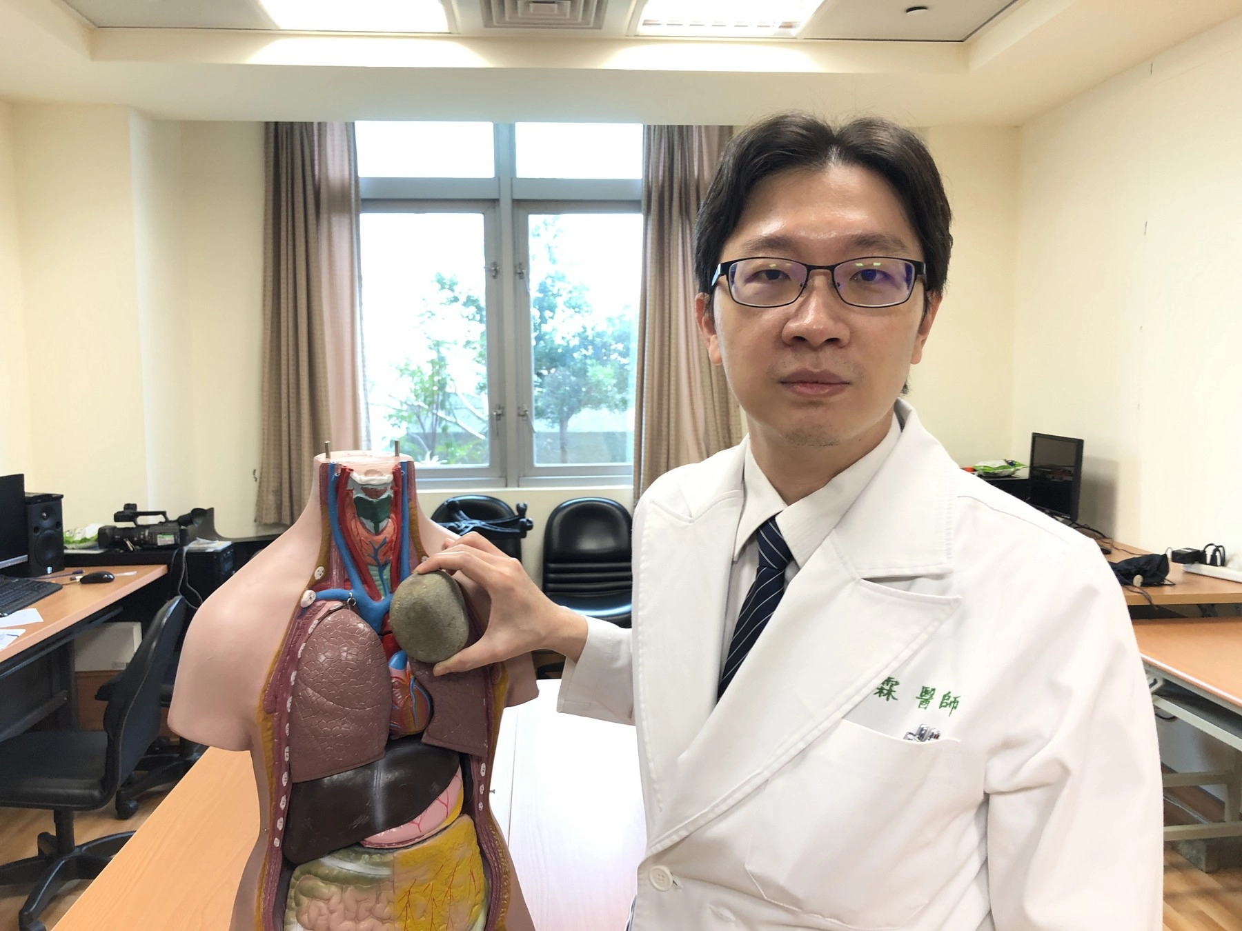 胸腔外科柯志霖表示,畸胎瘤長到超過十公分極為少見。