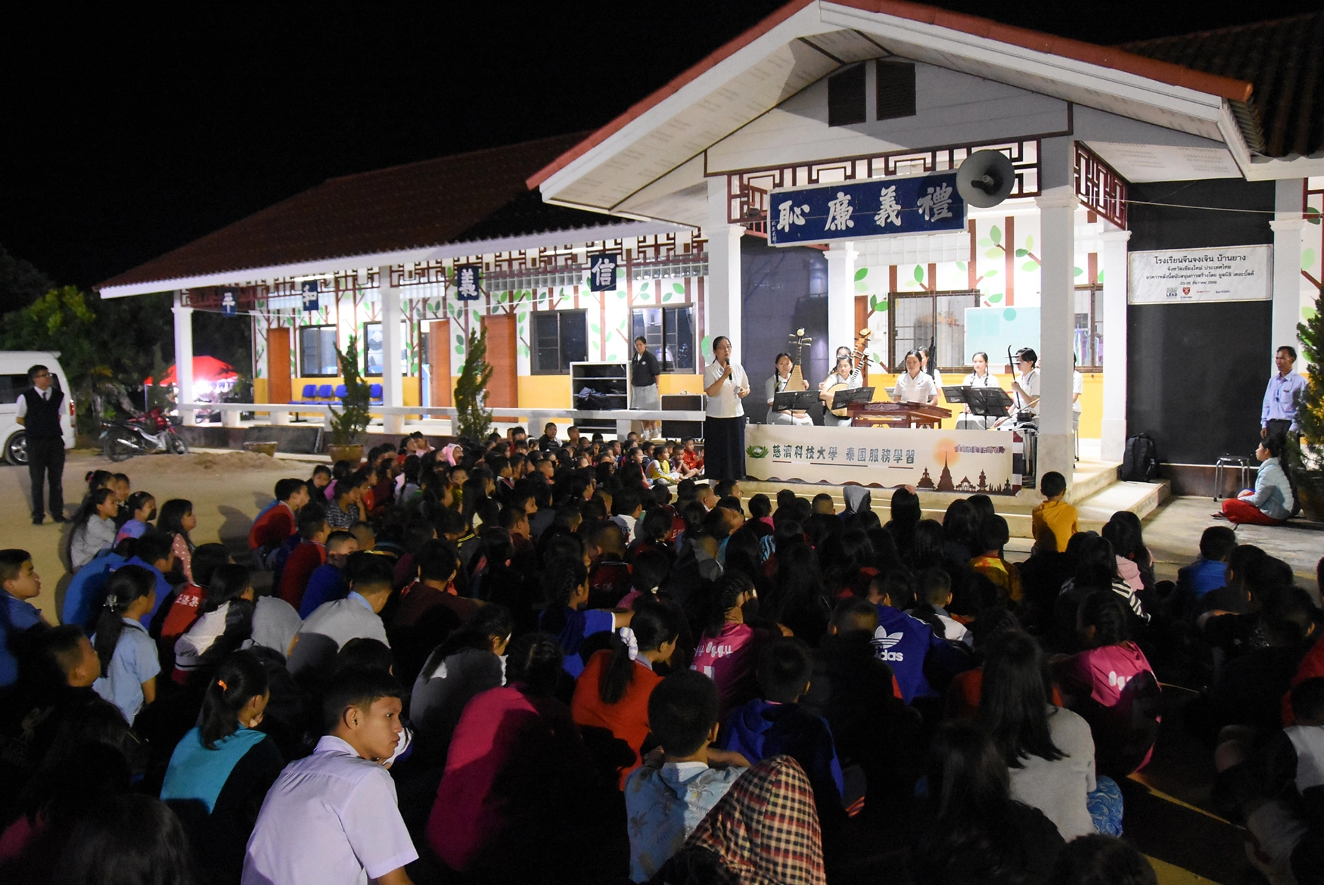 萬養忠貞中學特地集合全校400名學生,進行一場音樂饗宴。