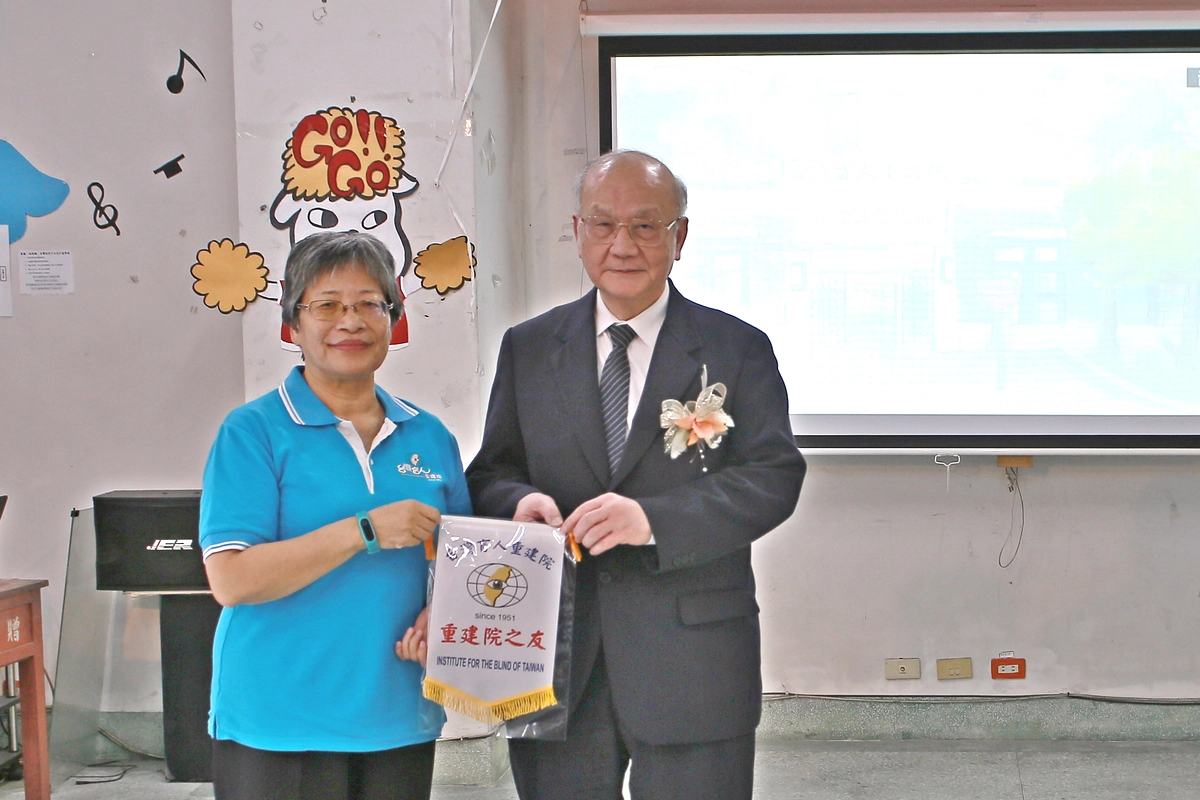 盲人重建院致贈感謝狀給黃思誠副院長。