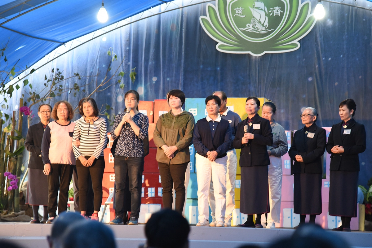 921地震受災的賴照芳女士(前排左三)分享當初震災後接受慈濟的援助關懷,讓她們一家五口住得很幸福、很快樂。