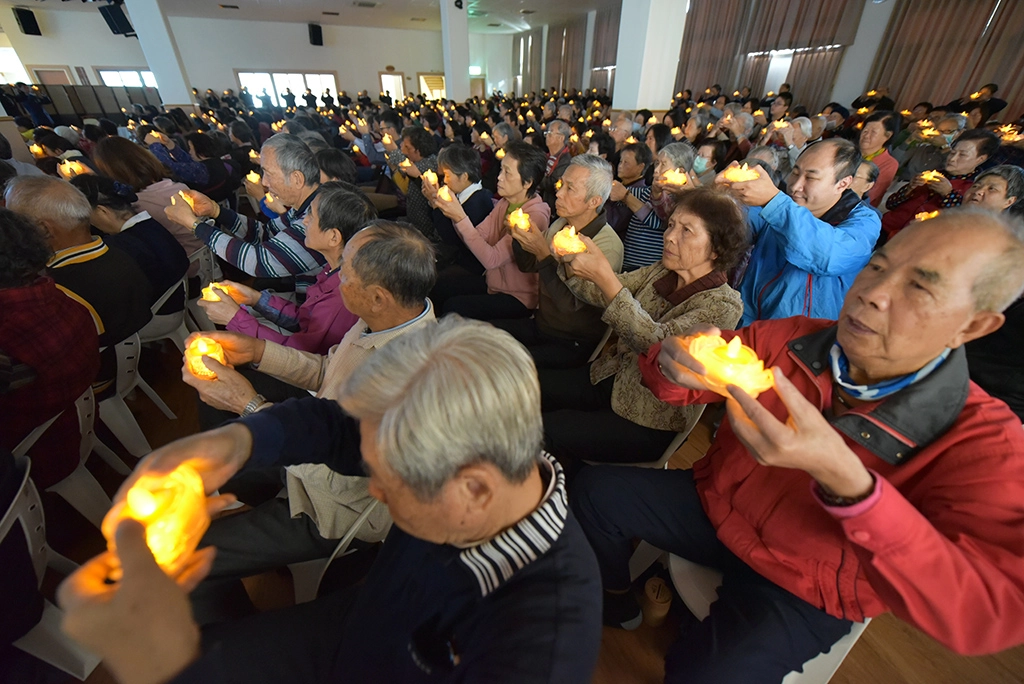 現場民眾虔誠祈福,祝福來年天下無災。