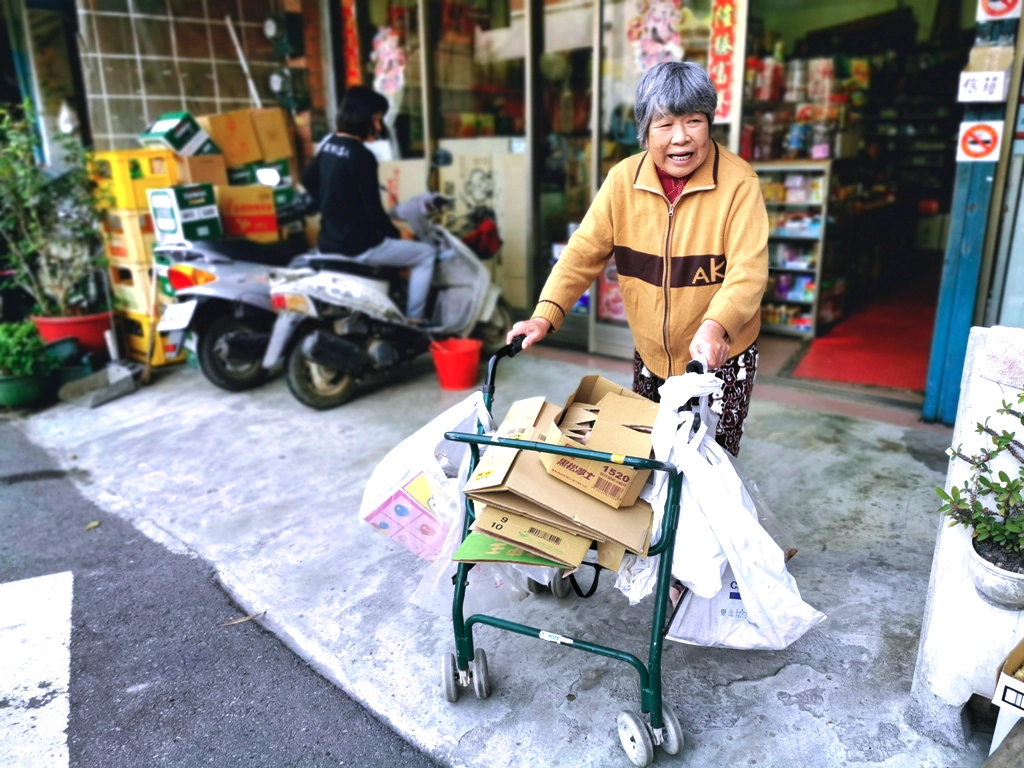 即使行走不便,周蕋仍推著嬰兒車四處撿回收當復健。
