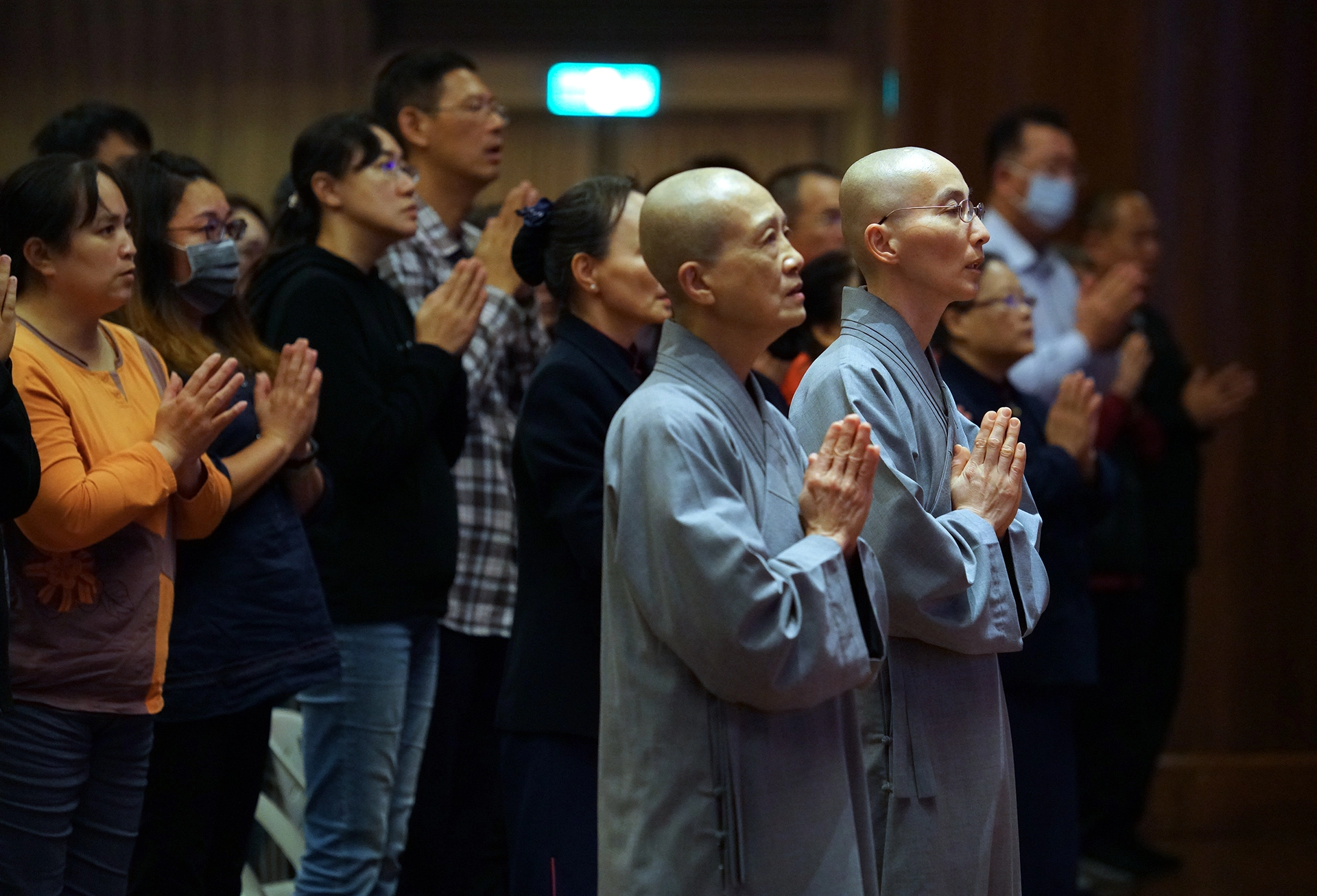 彰化靜思堂11月30日、12月1日舉辦5場歲末祝福感恩會,靜思精舍法師帶領眾人祈禱。