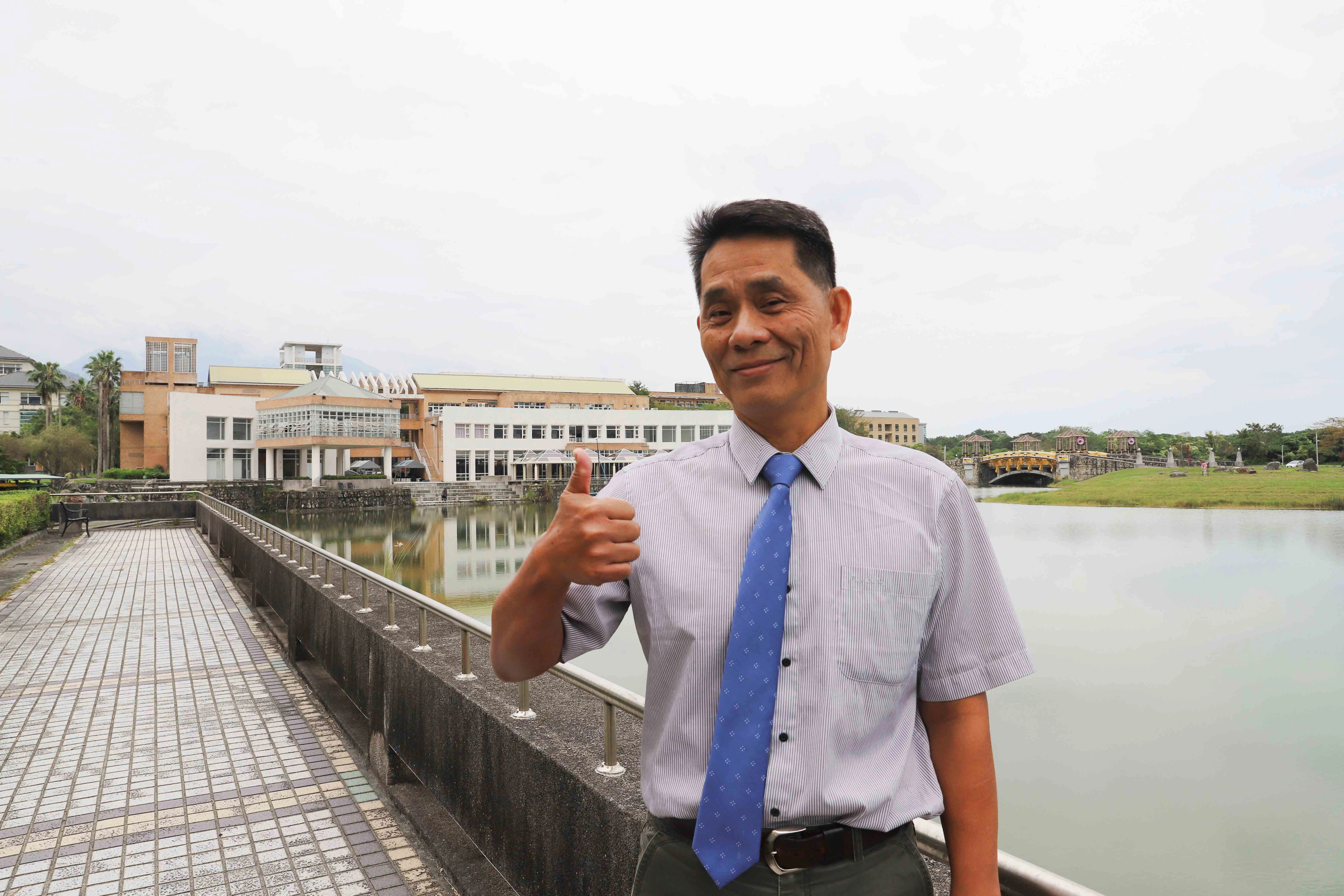 華大學副校長徐輝明表示,校長在得知活動後,覺得這是很有意義的事,因此邀請辦理同時啟動生命講座,讓大家知道什麼是造血幹細胞,藉由講座說明造血幹細胞捐贈並沒有想像中或是傳聞抽龍骨等恐怖印象。 (慈濟基金會提供)