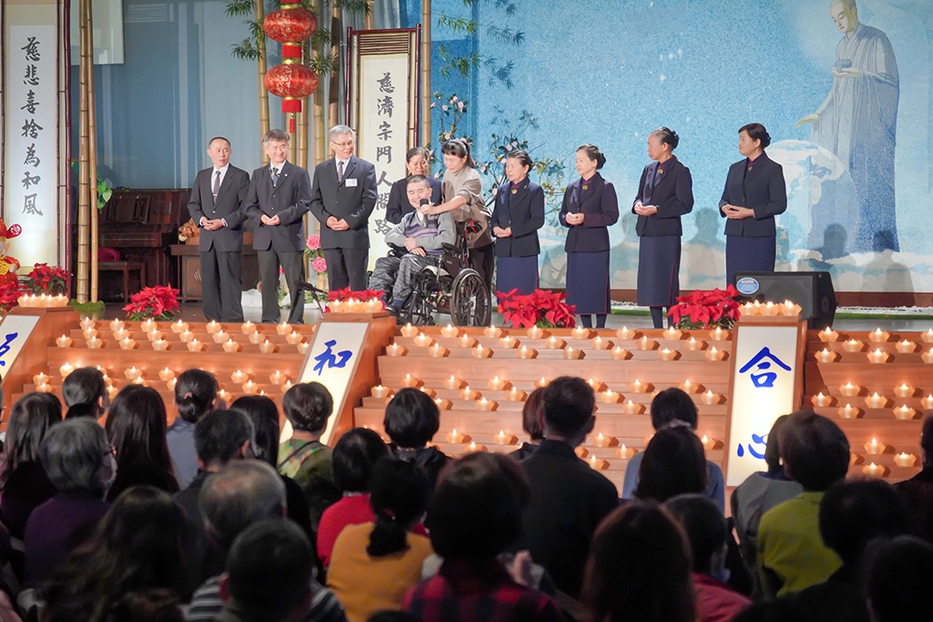 楊英啟一字一字道出心中的感恩:「感謝大家不離不棄照顧我,我會好起來給大家看,也要成為慈濟人。」